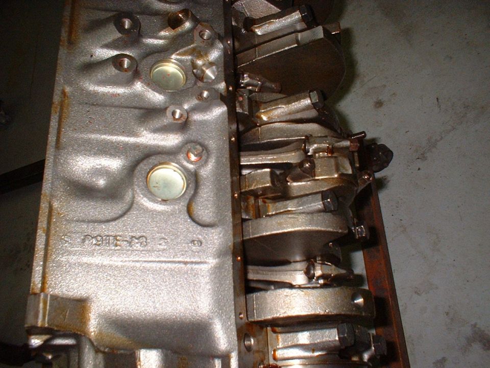 Engine block with casting numbers and crankshaft with connecting rods