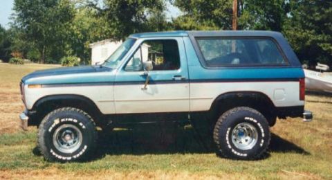 1985 Ford Bronco - Earliest pic I have of her.... 3" body lift and 35x12.50's.... everything else was stock. This was in 1998.