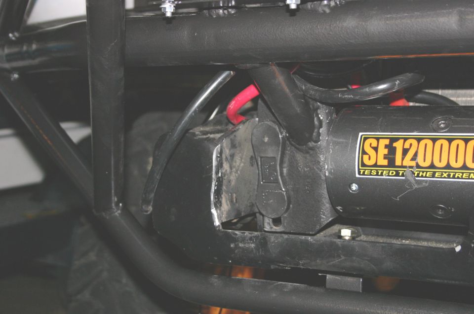 Close-up of a winch labeled SE 120000 mounted on a vehicle frame