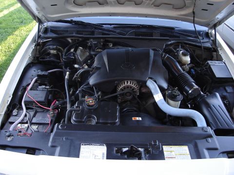 2000 Ford Crown Victoria - The engine bay of a 2000 Ford Crown Victoria shows the V8 engine, battery, and air intake system.