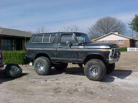 1978 Ford Bronco - test fitting a friends set of 38 in. ground hawgs