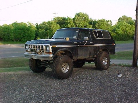 1978 Ford Bronco - This 1978 Ford Bronco is lifted and features aftermarket wheels and tires.