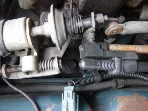 1982 Ford Crown Victoria LTD - Carburetor linkage components shown in detail, including springs and electrical connections.