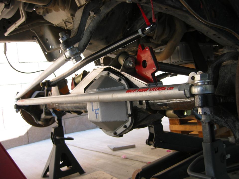 Solid front axle with Bulletproof Steering high-steer links and hydraulic ram