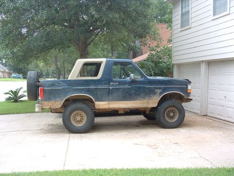 1993 Ford Bronco - This lifted Ford Bronco appears to be from the late 1980s, not a 1993 model as claimed.