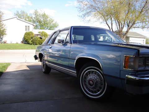 2000 Ford Crown Victoria photo