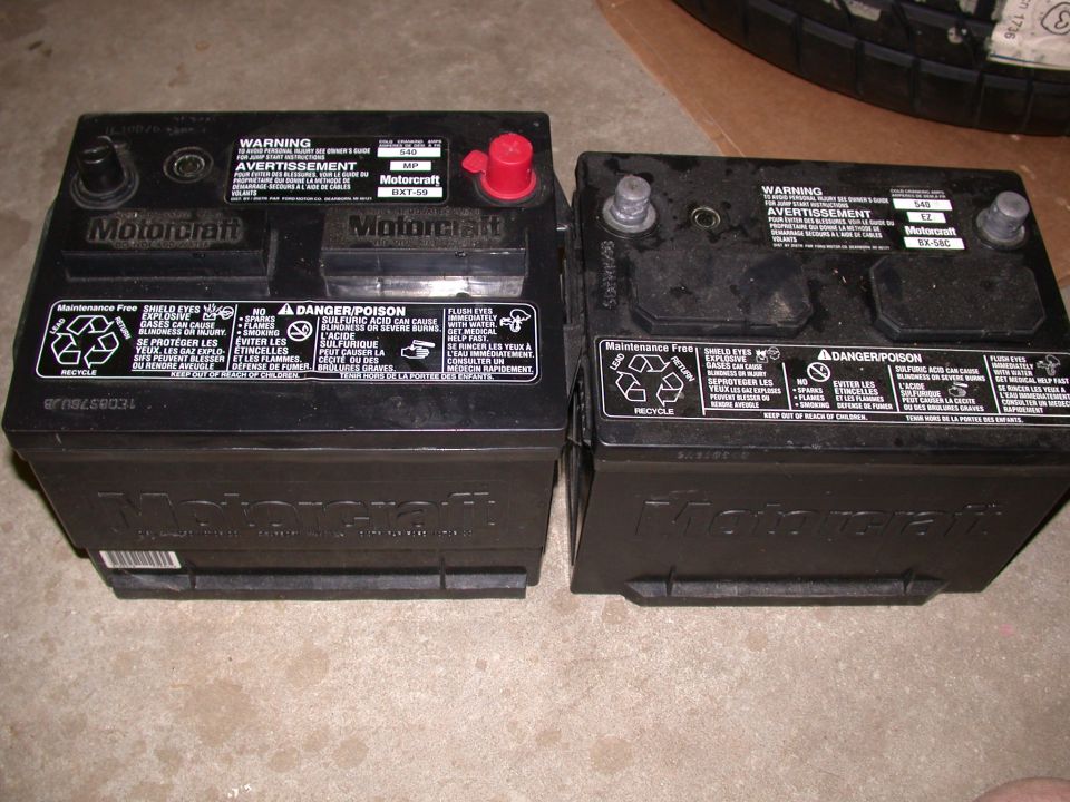 Size difference between 1993 Cobra R BXT-59 (left) and 1995 Cobra R BX-58C (right). This picture is deceiving, the actual appearance difference is that the 59 series (93R) battery is about 1/2" taller. The base of the 59 series battery case is also inset slightly toward the bottom.