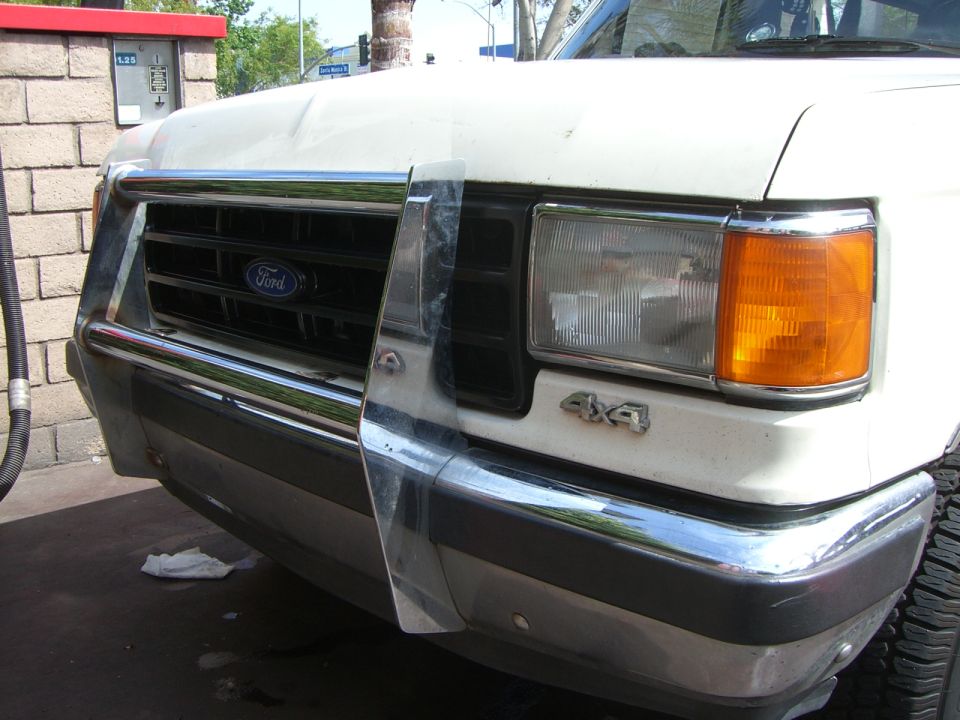 1988 Ford Bronco front grille and bumper with 4x4 badge