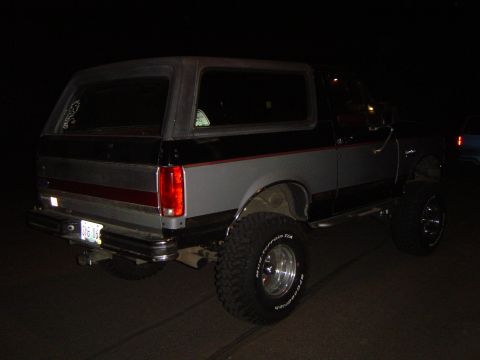 1989 Ford Bronco - WAY dark outside pics