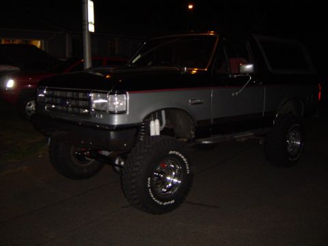 1989 Ford Bronco - This lifted 1989 Ford Bronco features a two-tone paint scheme and large off-road tires.