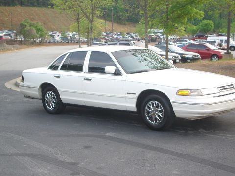 1995 Ford Crown Victoria photo