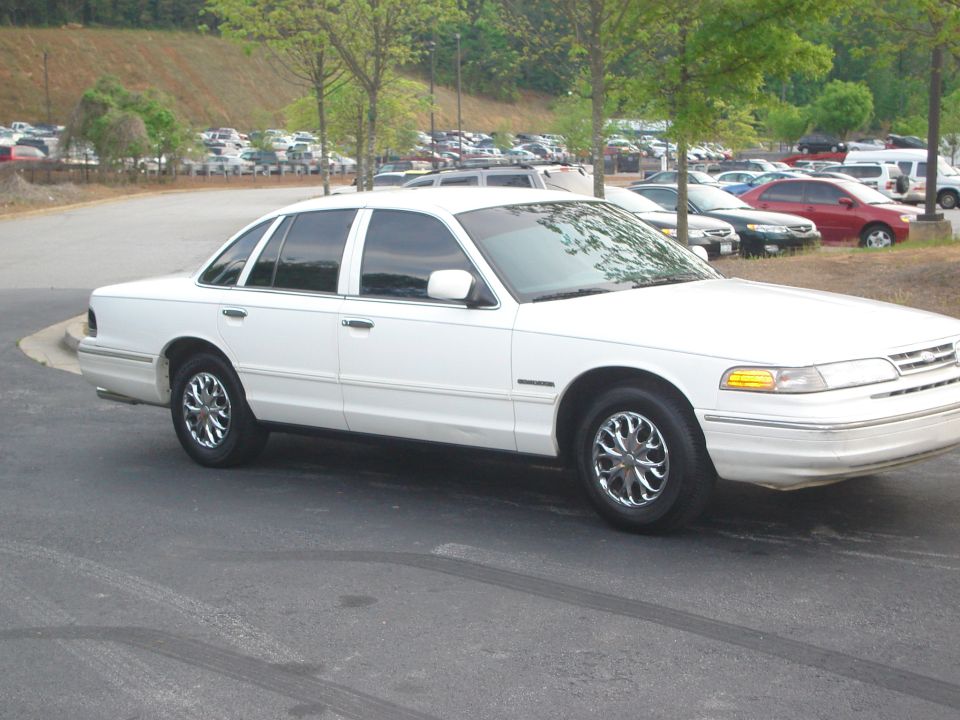 1995 Ford Crown Victoria parked on asphalt, side view