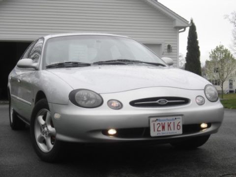 1999 Ford Taurus - This silver 1999 Ford Taurus is shown from the front, its distinctive grille and headlights.