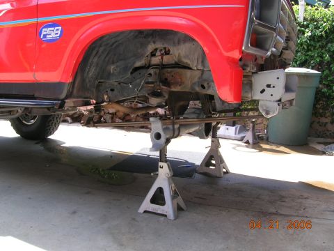 1985 Ford Bronco - front axle setting on its own weight.
