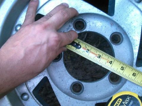 1986 Ford Bronco - A tape measure is used to check the diameter of a vehicle's wheel rim.