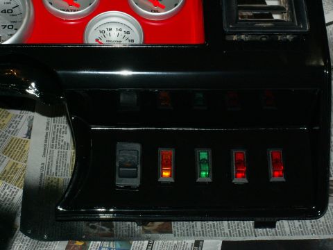 1983 Ford Bronco - right switch panel...(L to R) hazard lights, foglights, air compressor on/off override, front air locker, rear air locker.