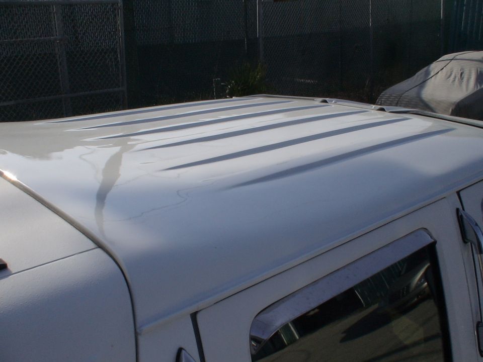 White van roof with raised ridges, seen from the side