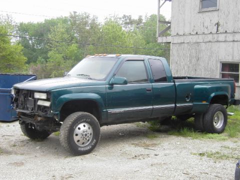1995 GMC C/K Pickup - This 1995 GMC C/K Pickup is a dually model with a missing front grille and bumper assembly.