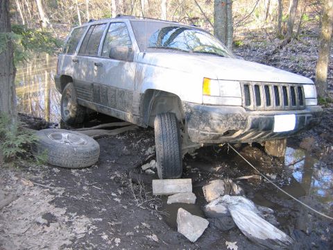 1995 Ford Bronco - spare tire to the left and wood under the tire