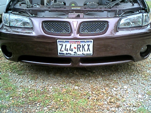Brown 2002 Pontiac Grand Prix front grille and headlights, Texas license plate Z44 RKX