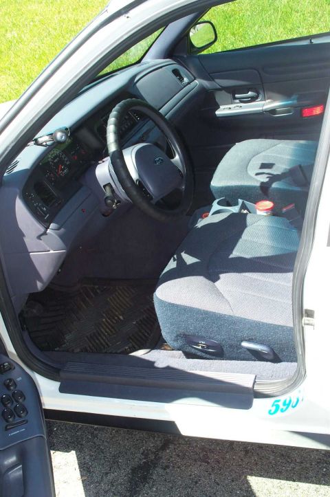 2001 Ford Crown Victoria - Yes, it needs a console.