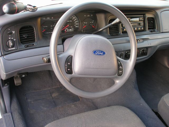 Yes, it has cruise control and note the alarm's red LED.