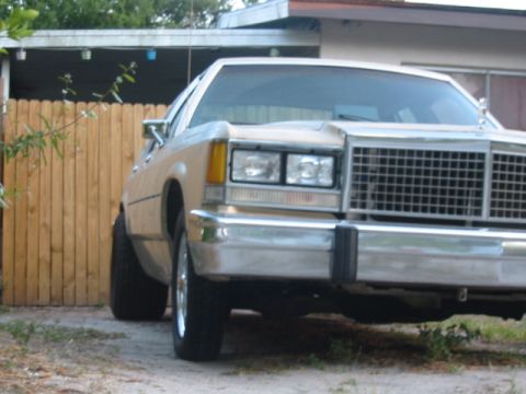 1985 Ford LTD Crown Victoria - Front view of a 1985 Ford Crown Victoria LTD, showing its grille and headlights.