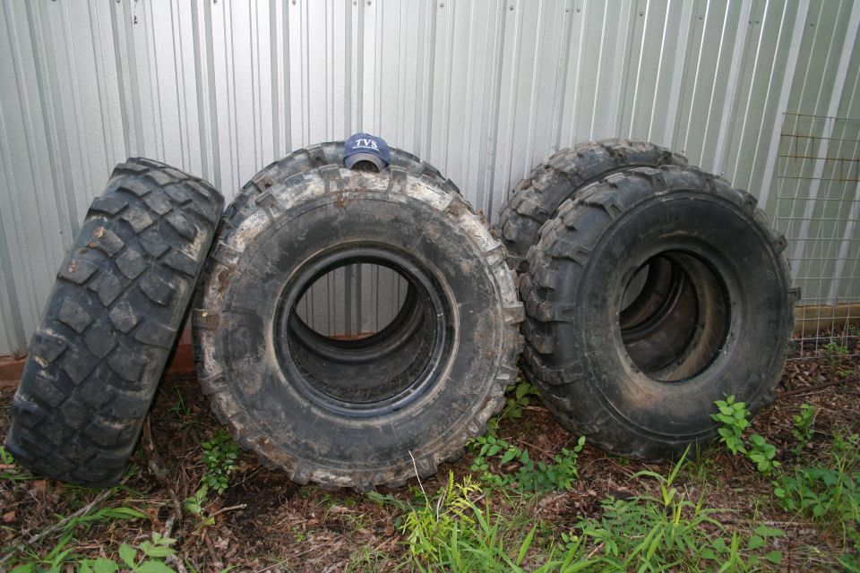 46" Michelin XML's.
46x16.5R20
Hard Compound, not many biting edges... poor man's 46's.