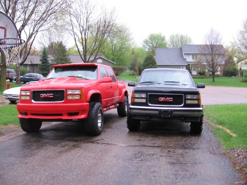 1995 GMC Sierra 1500 - whose got the better tires! oh yeah!!