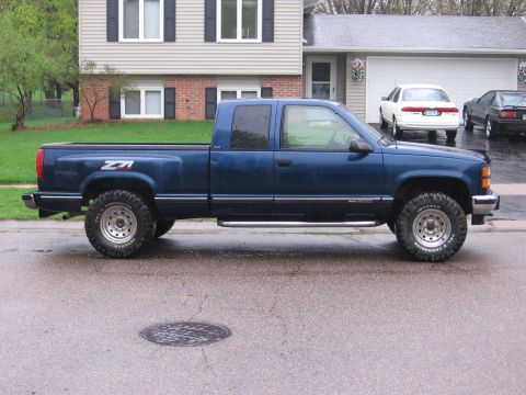 1995 GMC Sierra 1500 - Side view of a blue 1995 GMC Sierra 1500 pickup truck with Z71 badging.