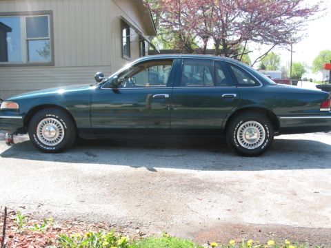 1996 Ford Crown Victoria photo