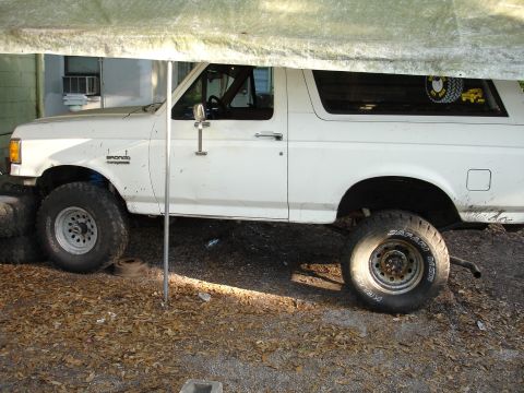 1989 Ford Bronco - This white Ford Bronco appears to be from the late 1980s, not a 1989 model.