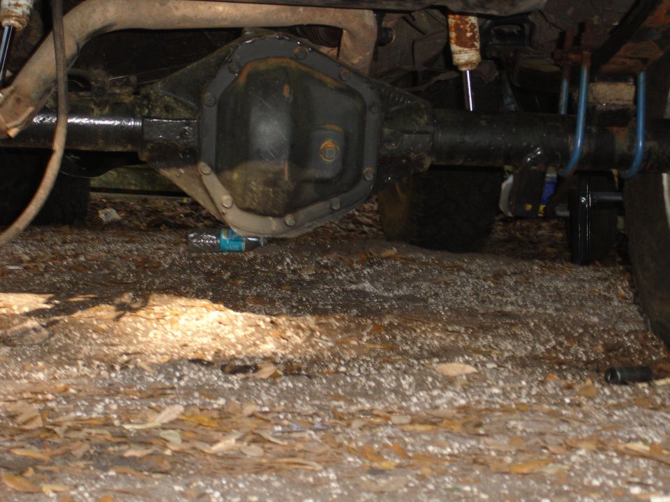 Dana 70 rear axle assembly with U-bolts and shock absorber