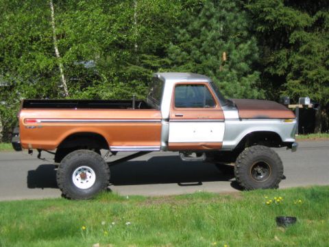 1976 Ford F-150 - leaving drive way