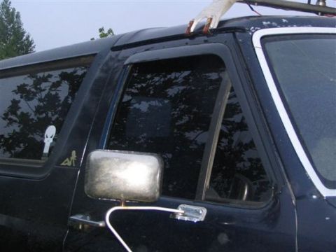 1989 Ford Bronco - This 1989 Ford Bronco has a skull sticker on the rear window and a roof rack installed.