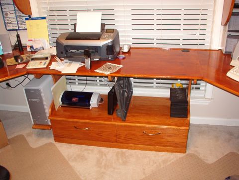 2004 Land Rover Land Rover - FINISHED!!! :-D The only problem is that now I realize that I REALLY want high drawers, just under the desktop.