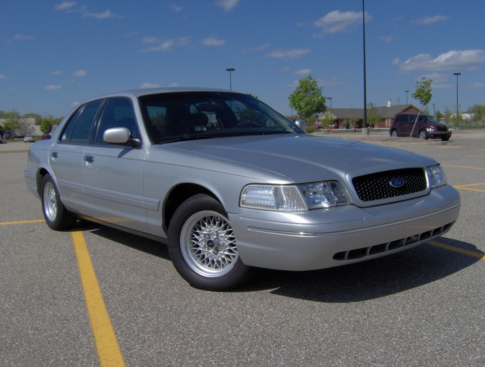 Silver 2002 Ford Crown Victoria 3q-front view