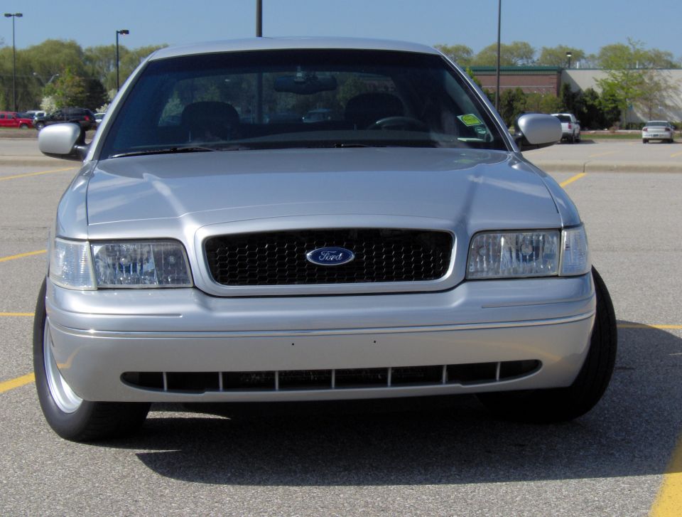 2002 Ford Crown Victoria front view, showing grille and headlights