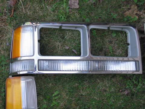 1991 Ford LTD Crown Victoria - This chrome grille surround with amber parking lights and dual headlight openings is a replacement part.
