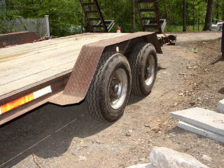 1995 Ford Bronco - A close-up view of the dual axles and tires on a trailer, with a Supermotors.net watermark.