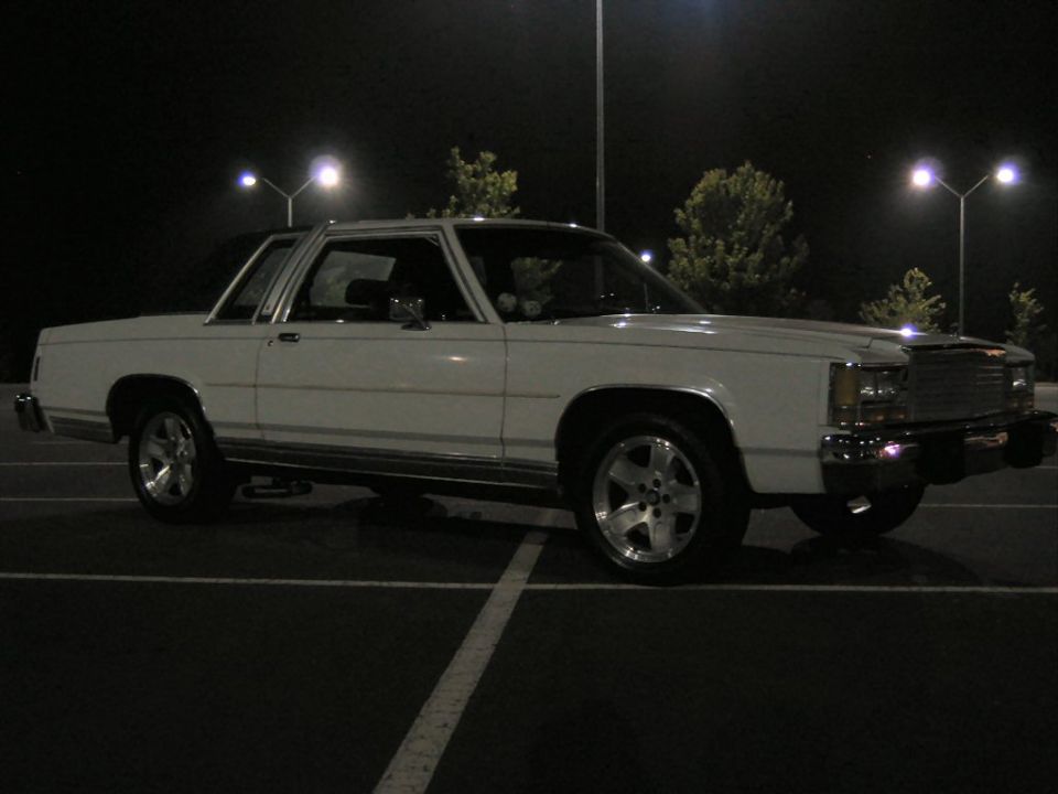 White 1985 Ford Crown Victoria LTD 3q-front view with aftermarket wheels