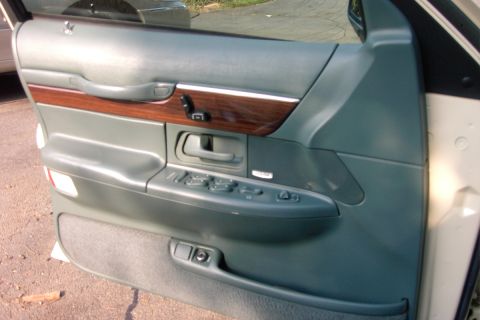 1996 Mercury Grand Marquis - http://www.crownvic.net/drock96marquis/95-02doorpanelremoval.htm