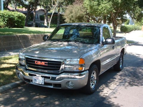 2004 GMC Sierra 1500 - This 2004 GMC Sierra 1500 features a chrome grille and front bumper.