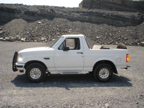 1995 Ford Bronco - This 1995 Ford Bronco features a removable top, offering an open-air driving experience.