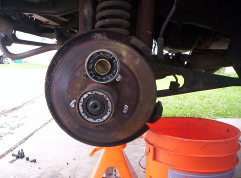 1986 Ford Bronco - Here is what it should look like once you pull the manual locking hub cap off.
