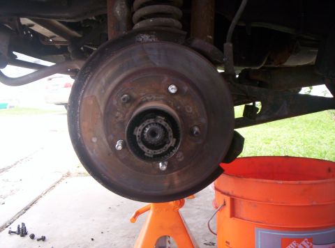 1986 Ford Bronco - Inside here is the Lockring, it has a key on it and you must align the key to slide it in and out.