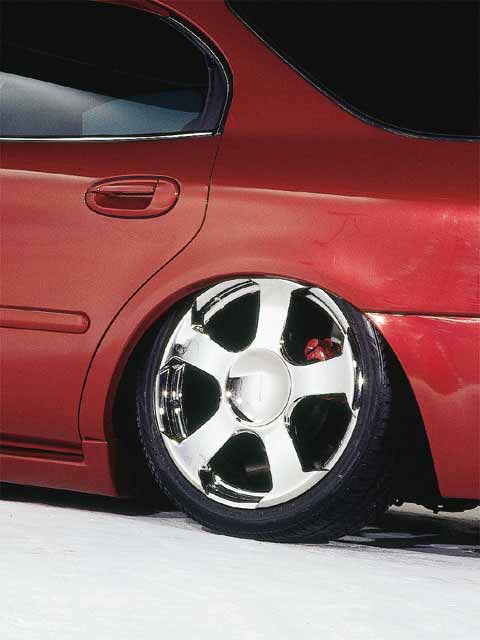 1998 Ford Taurus - Close up of the 20" chrome wheels