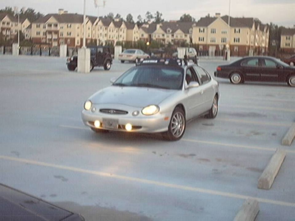 1998 Ford Taurus sedan with a roof rack parked in a lot, front view