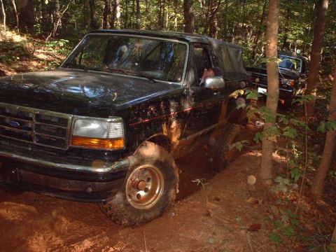 1990 Ford Bronco - fully flexed in the rear and not able to go any farther, i wait for my turn to try the difficult line