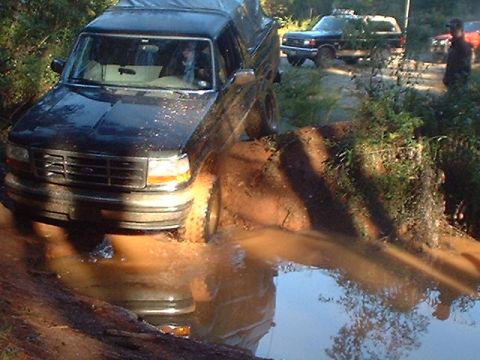 1990 Ford Bronco - Mark could not make it over that time, but the next try was up and over